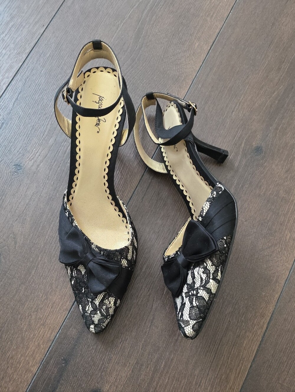 Jacqueline‎ Ferrar slingback pointed toe Kitten Heel Withblack lace Detail
